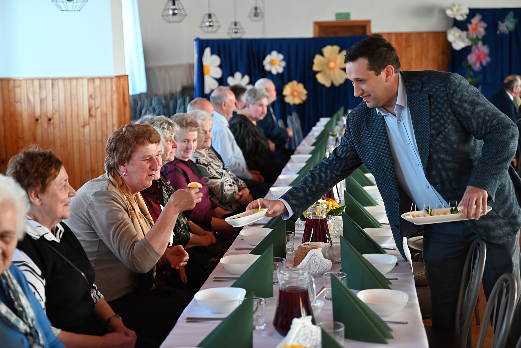 670892710 982596960999992 1763381089761480198 N