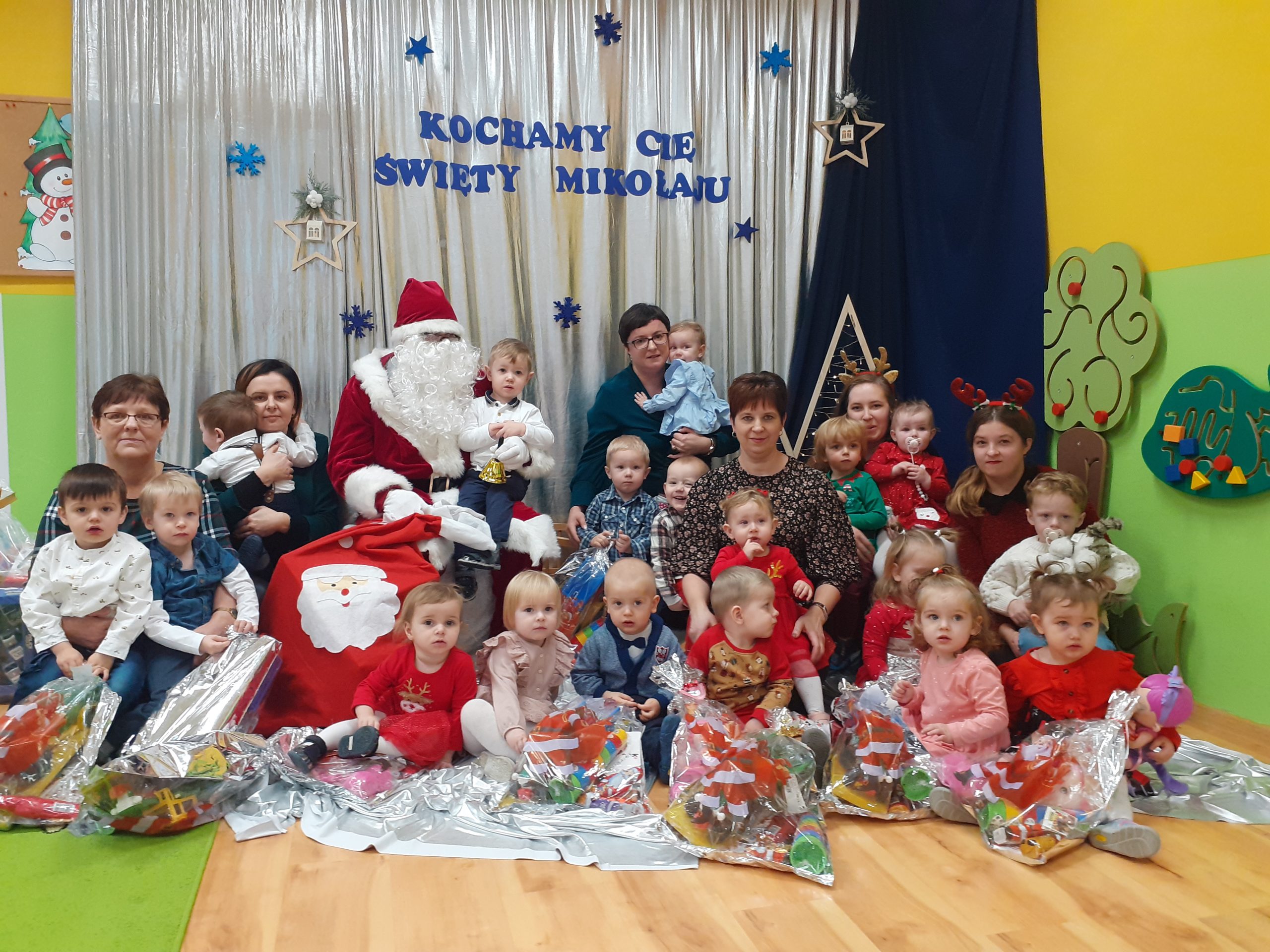 Maluchy ze Żłobka Samorządowego w Brzozowie dziękują za prezenty.