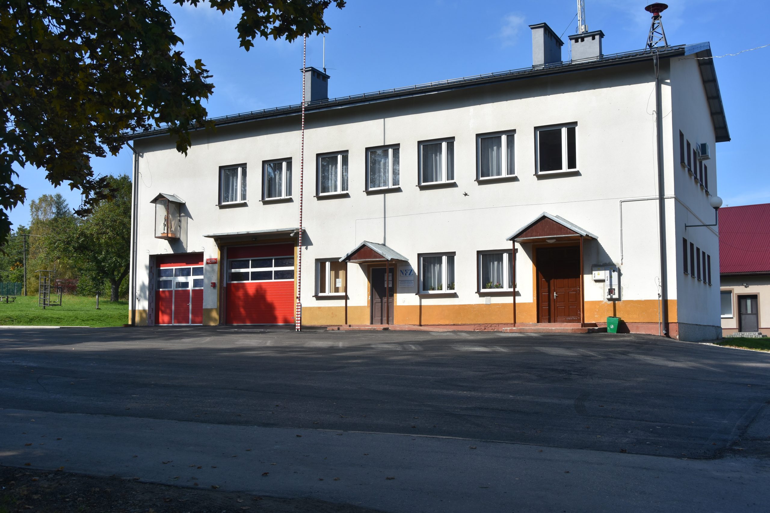 Plac przy Domu Strażaka w Zmiennicy zyskał nowy wygląd