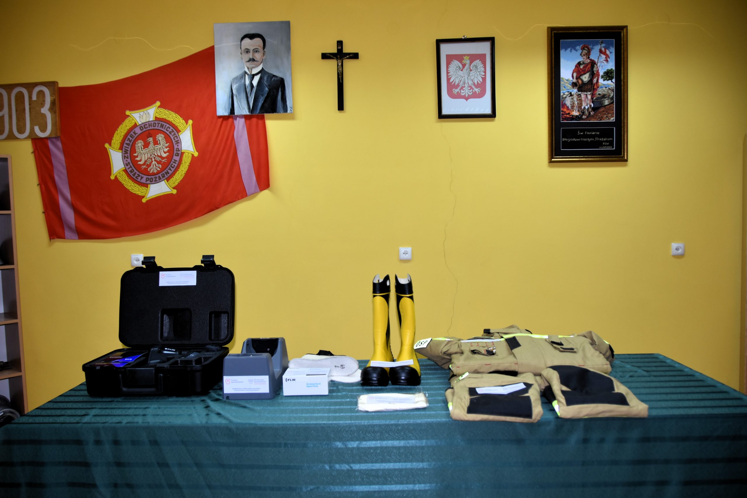 Przekazanie sprzętu ratowniczego oraz środków ochrony indywidualnej dla OSP Humniska