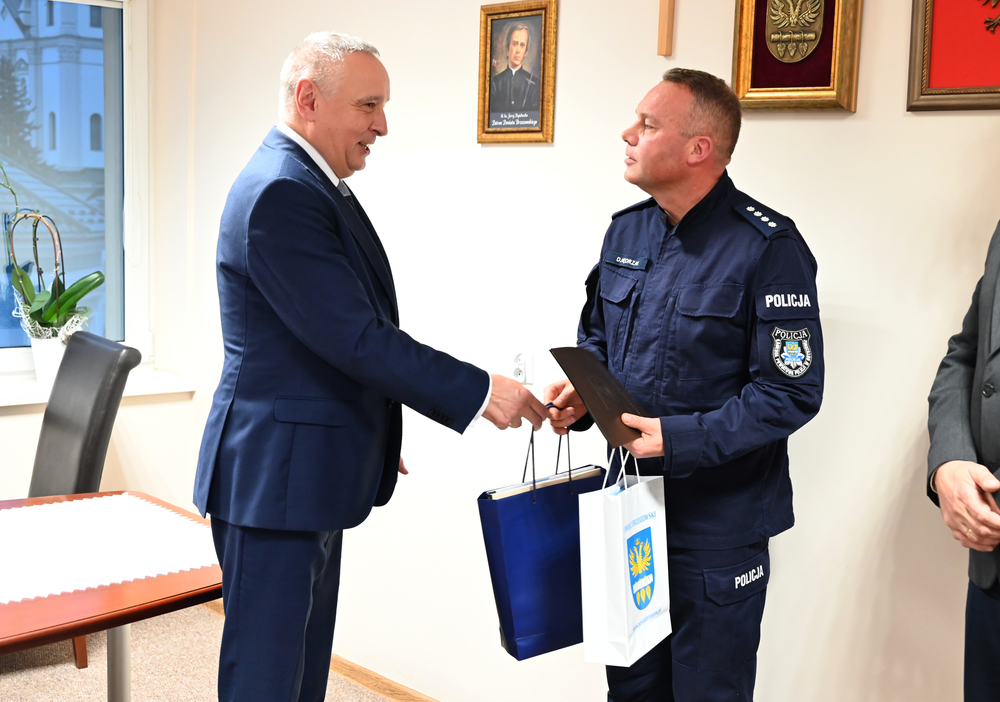 Starosta i Burmistrz pogratulowali najlepszemu dyżurnemu w kraju