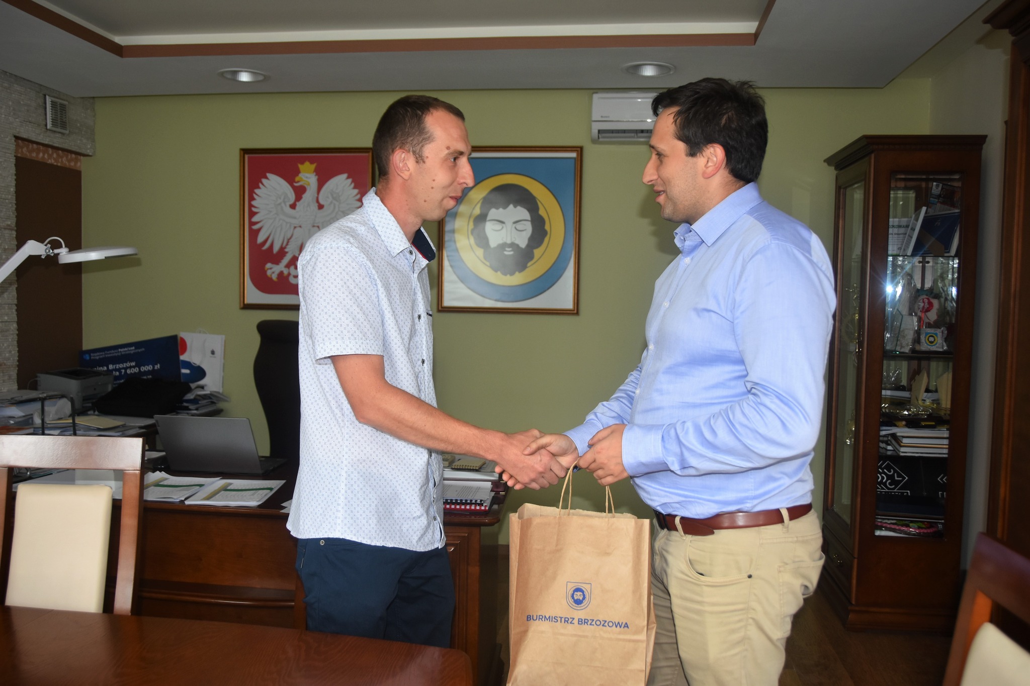 Burmistrz Brzozowa spotkał się z Jakubem Drożdżalem – bohaterskim pracownikiem Poczty Polskiej