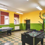 Na korytarzu szkolnym stoi sół do gry piłkarzyki