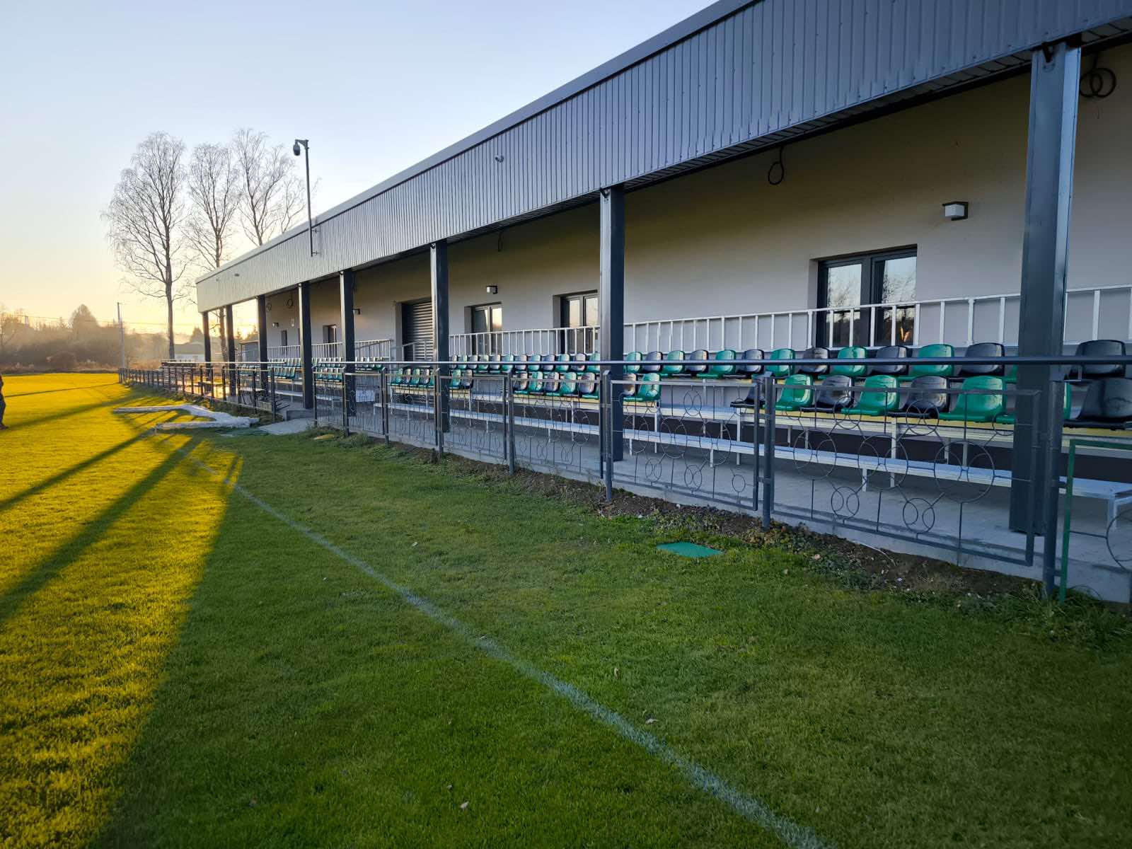 Nowe trybuny na stadionie w Grabownicy Starzeńskiej