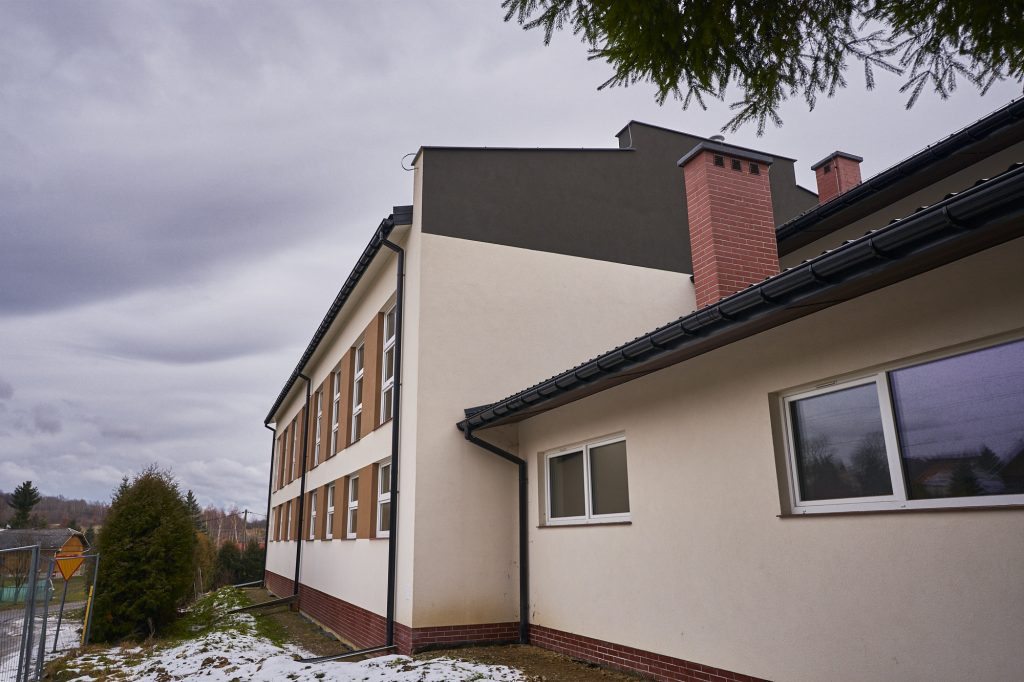 Budynek z elewacją koloru beżowego i brązowego