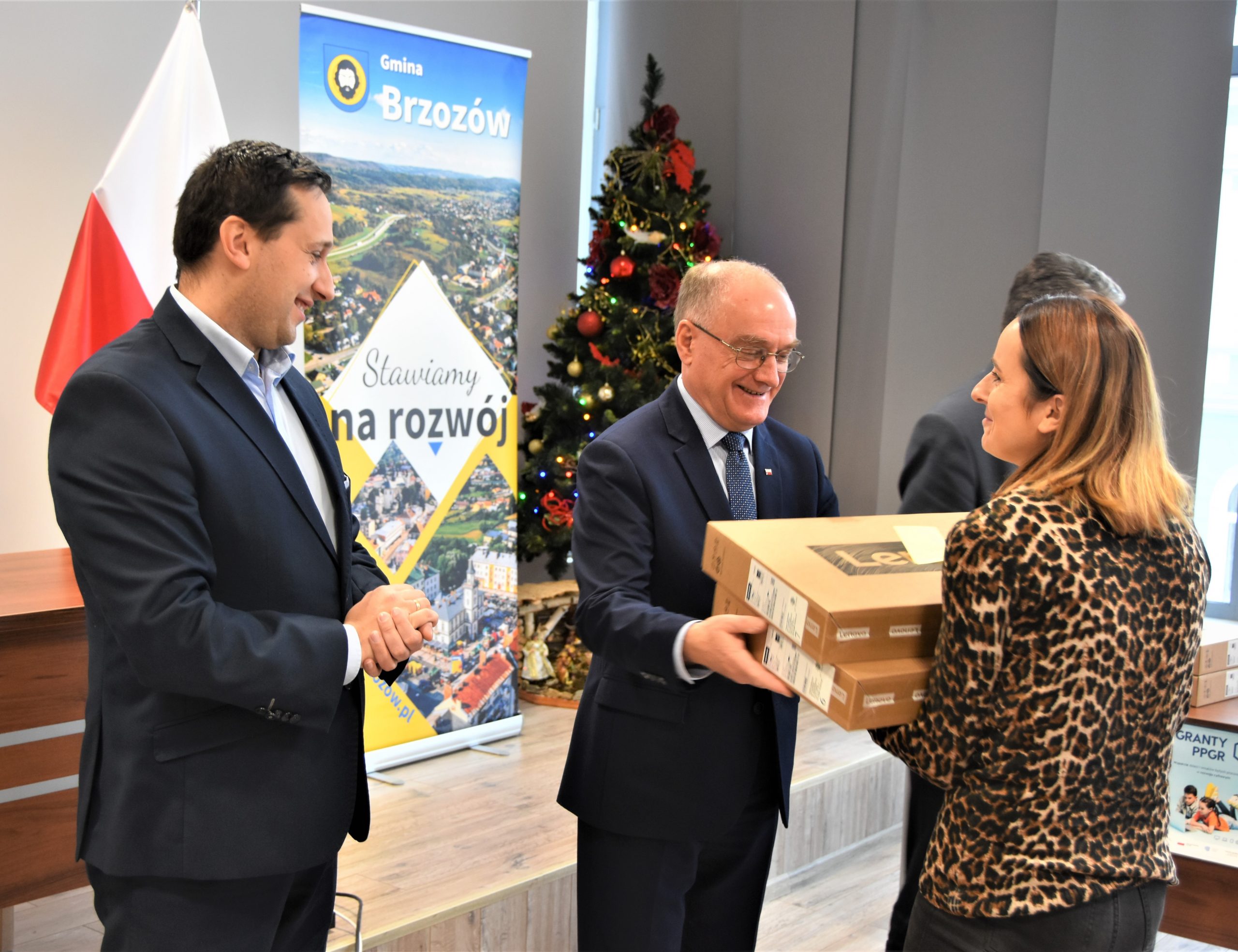 Rozdano komputery dla dzieci z rodzin byłych pracowników PGR