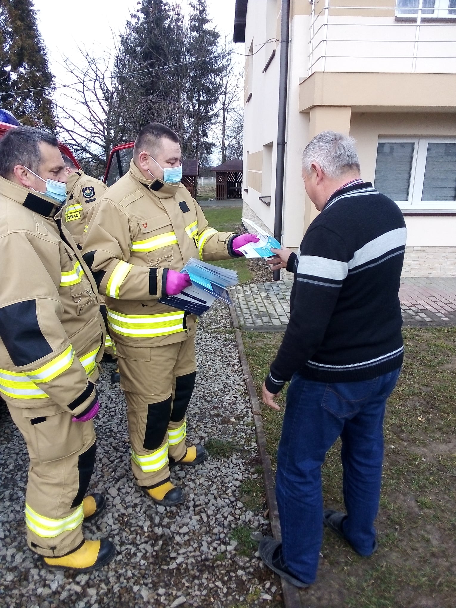Strażacy z gminy Brzozów roznieśli ulotki dotyczące szczepień