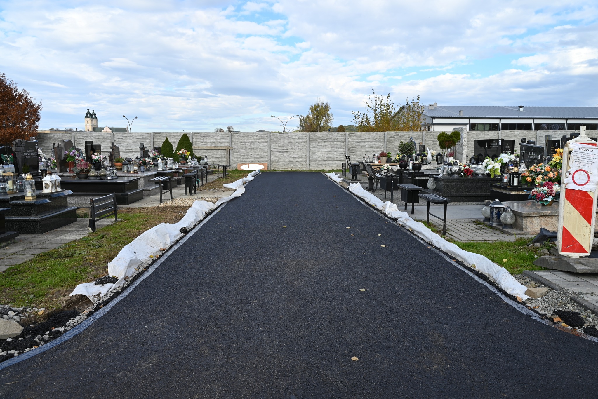 Modernizacja cmentarza komunalnego w Brzozowie – nowe alejki i nasadzenia (film)