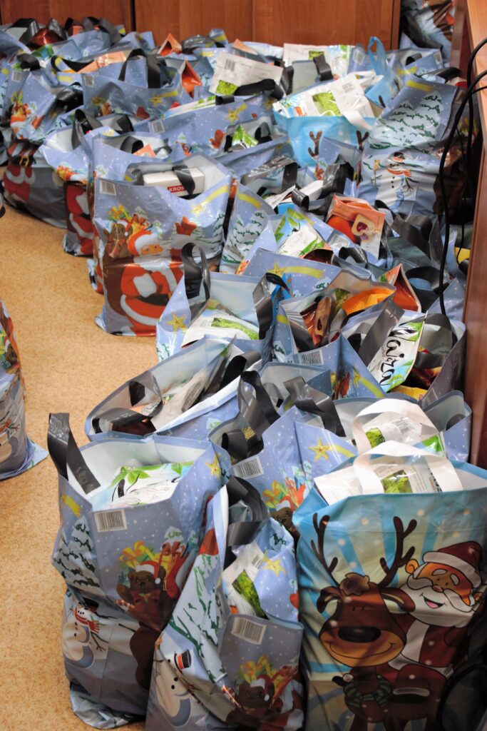 Paczki żywnościowe dla osób starszych, samotnych i rodzin z dziećmi.