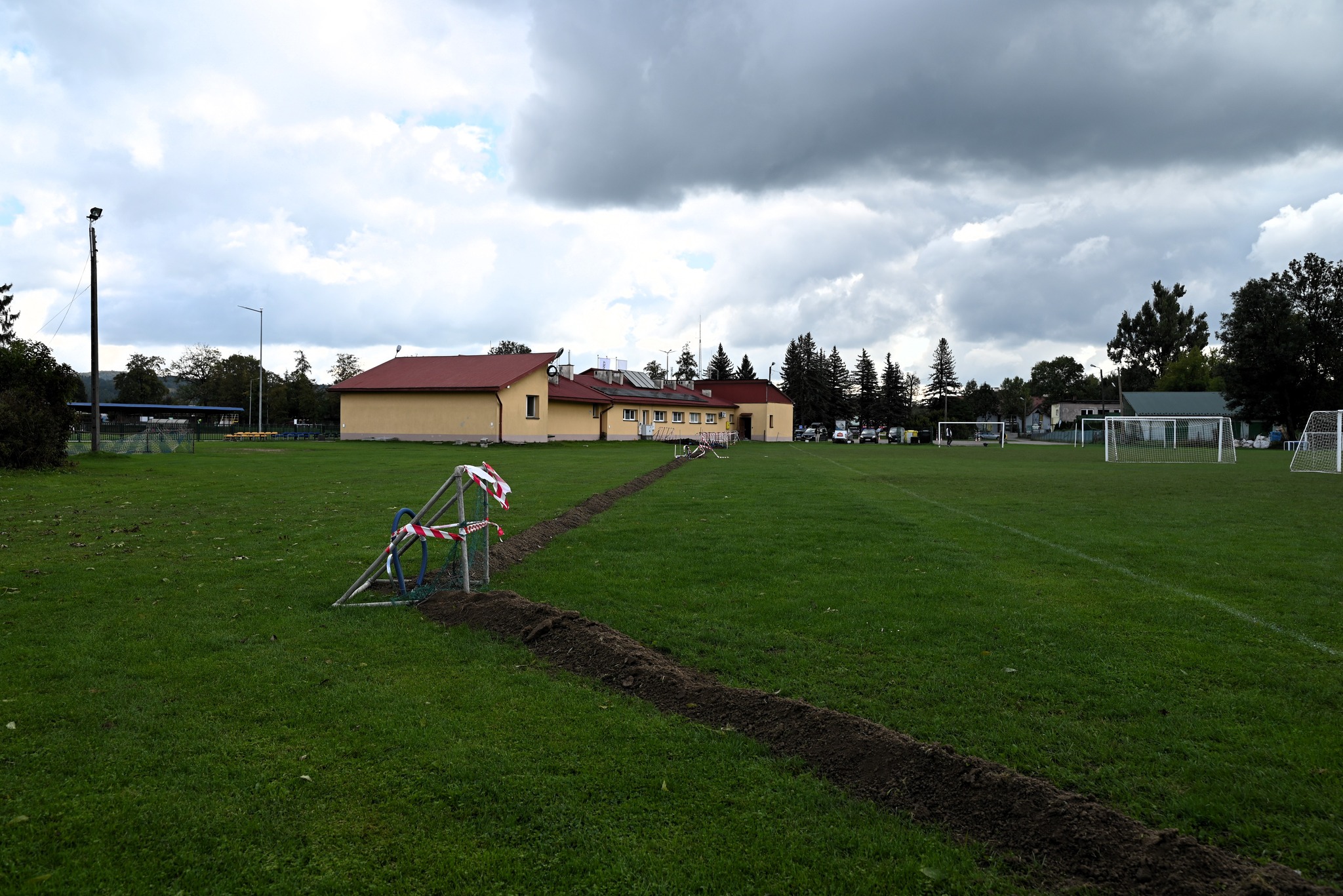 Lepsze warunki dla sportowców – trwa budowa oświetlenia boiska w Brzozowie!