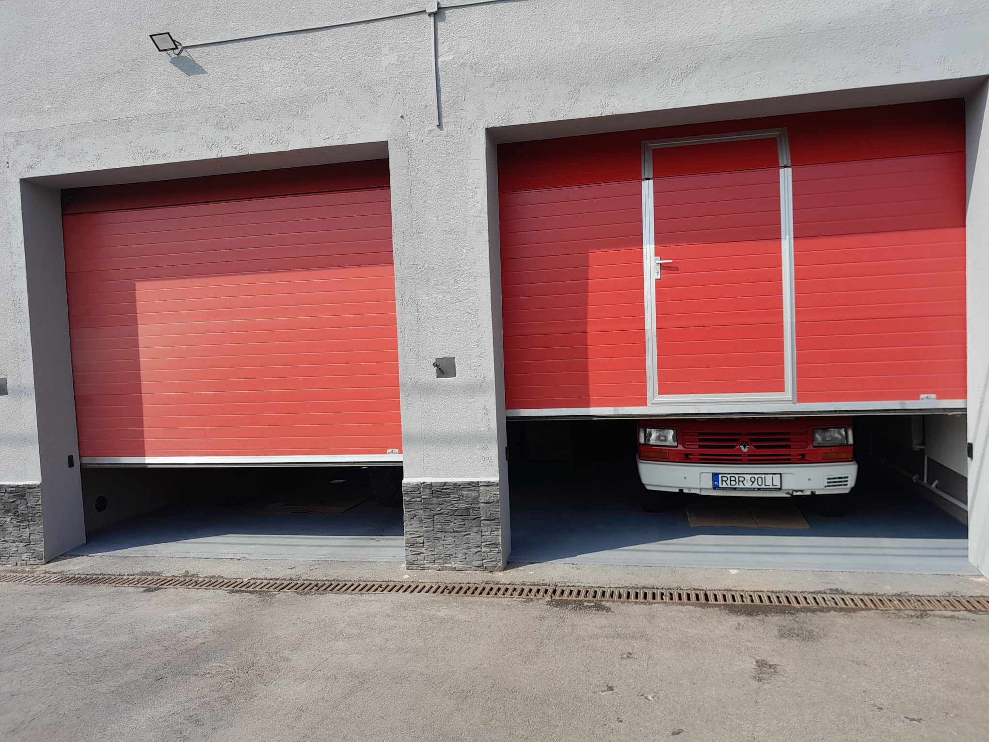 Nowe bramy garażowe w OSP Grabownica Starzeńska