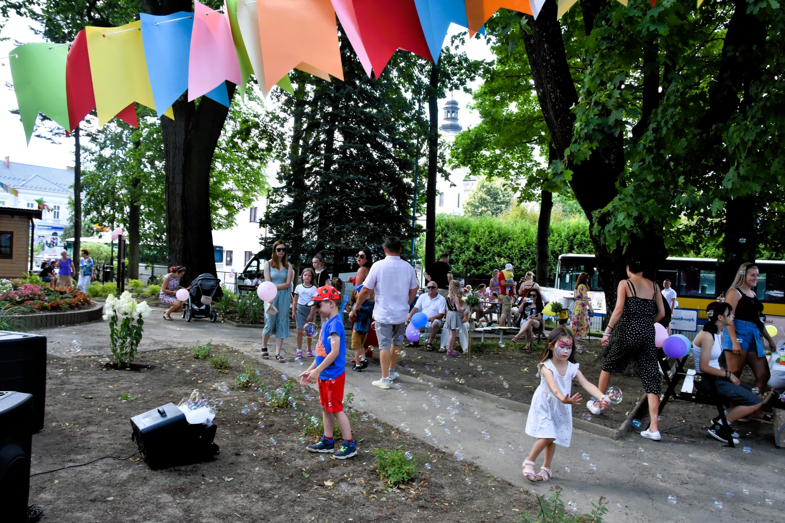 Nowe oblicze Małego Parku w Brzozowie! Mieszkańcy mogą już korzystać z odnowionego terenu.