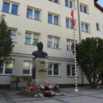 Pomnik Józefa Piłsudskiego przed budynkiem urzędu.