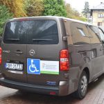 Samochód marki Opel Vivaro Combi dostosowany dla osób niepełnosprawnych.