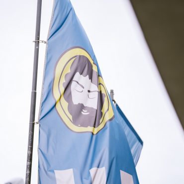 Flaga z herbem gminy Brzozów, przedstawia w polu błękitnym ściętą głowę św. Jana Chrzciciela na żółtej (złotej) misie.