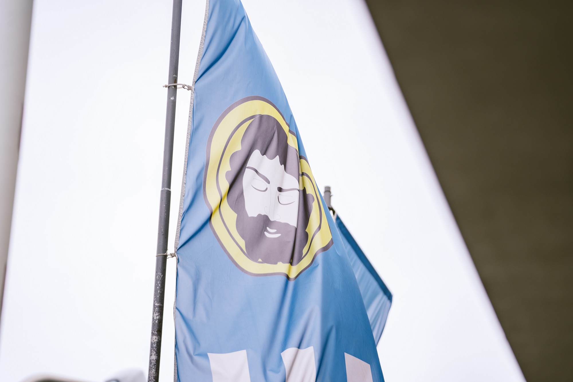 Flaga z herbem gminy Brzozów, przedstawia w polu błękitnym ściętą głowę św. Jana Chrzciciela na żółtej (złotej) misie.