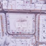 Zdjęcie miasta zimą zrobione z drona