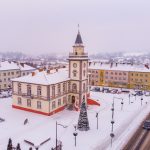 Zdjęcie z drona zaśnierzonego rynku z ratuszem