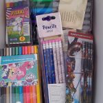 Zestaw artykułów biurowych: flamastrów i ołówków.