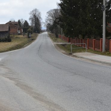 Droga główna asfaltowa, po prawej stronie chodnik.