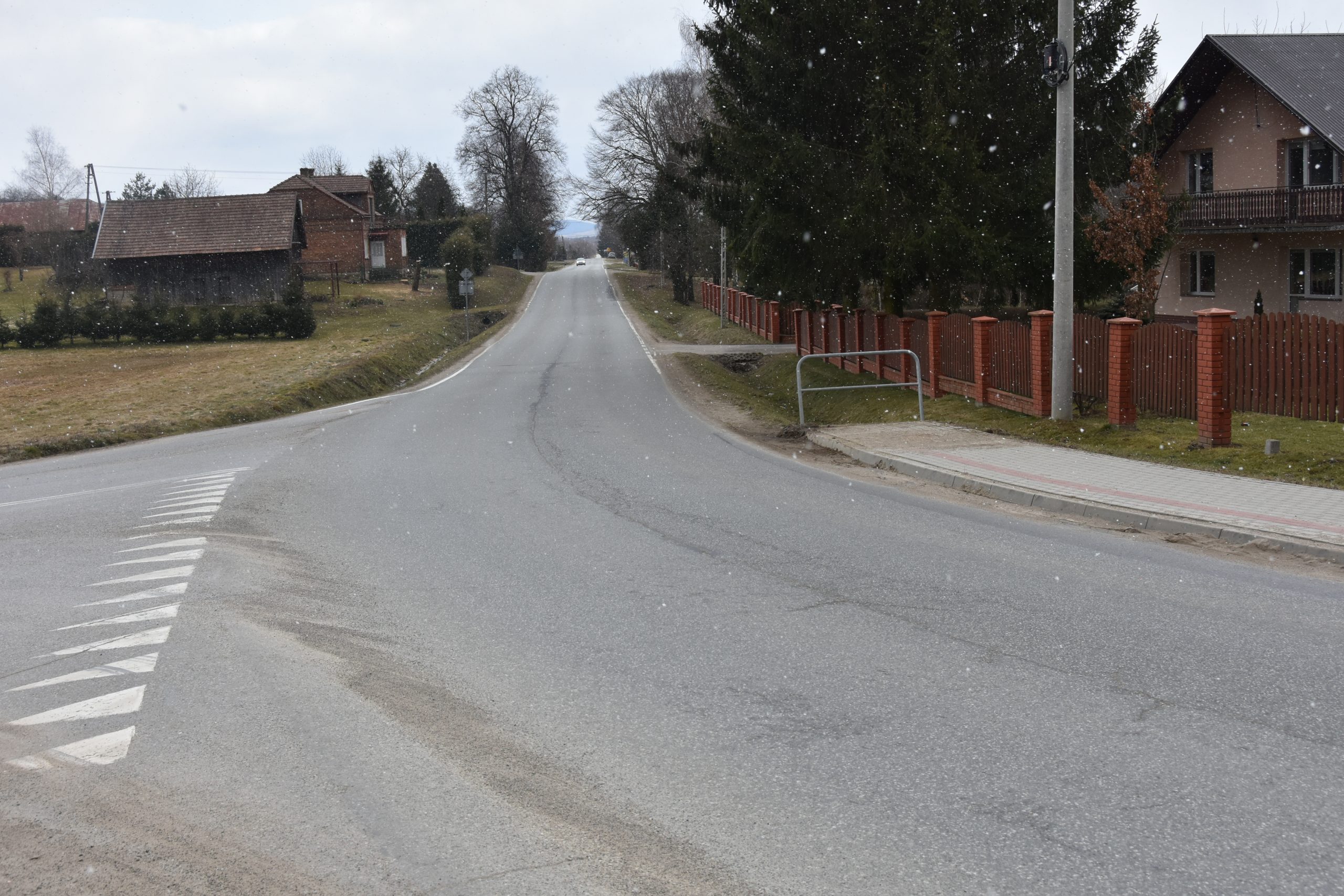 Droga główna asfaltowa, po prawej stronie chodnik.