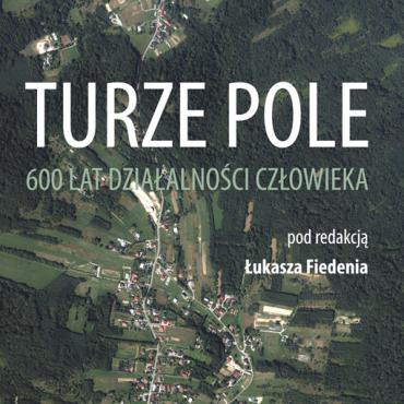 Okładki książki zatytułowanej Turze Pole, na obrazku widać z lotu ptaka obszar zielony zabudowany.