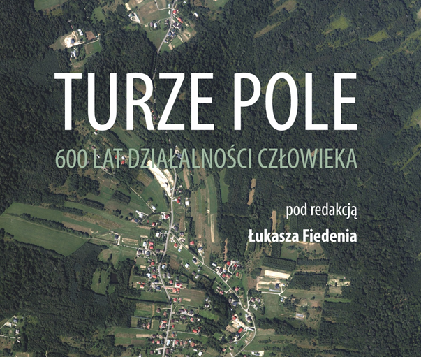 Okładki książki zatytułowanej Turze Pole, na obrazku widać z lotu ptaka obszar zielony zabudowany.