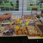 Ciasta i inne wypieki sprzedawane na festynie w Humniskach.
