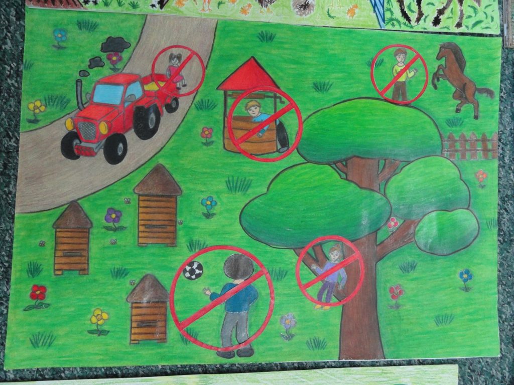 Rysunek przedstawiający samochód czerwony który jedzie przez drogę, obok drzewa i ule. 
