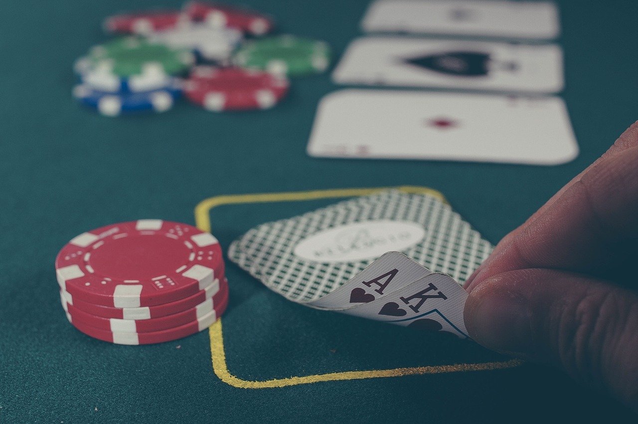 Karty i żetony do gry na stole w kasynie.