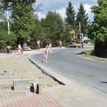 Prace remontowe przy budowie chodnika na drodze wojewódzkiej.