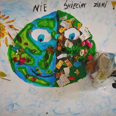 Praca przedstawia ziemie wraz z kontynentami z lewej strony czystą z rosnącymi kwiatkami z drugiej strony brudną i zaśmieconą