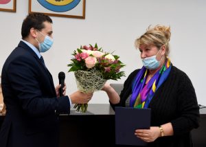 Burmistrz Brzozowa wręcza Kwiaty Pani Małgorzacie prezesowi Stowarzyszenia Ludzi Twórczych