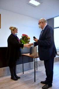 10 - lecie SLT kwiaty oraz gratulacje od Pana starosty Zdzisława Szmyda