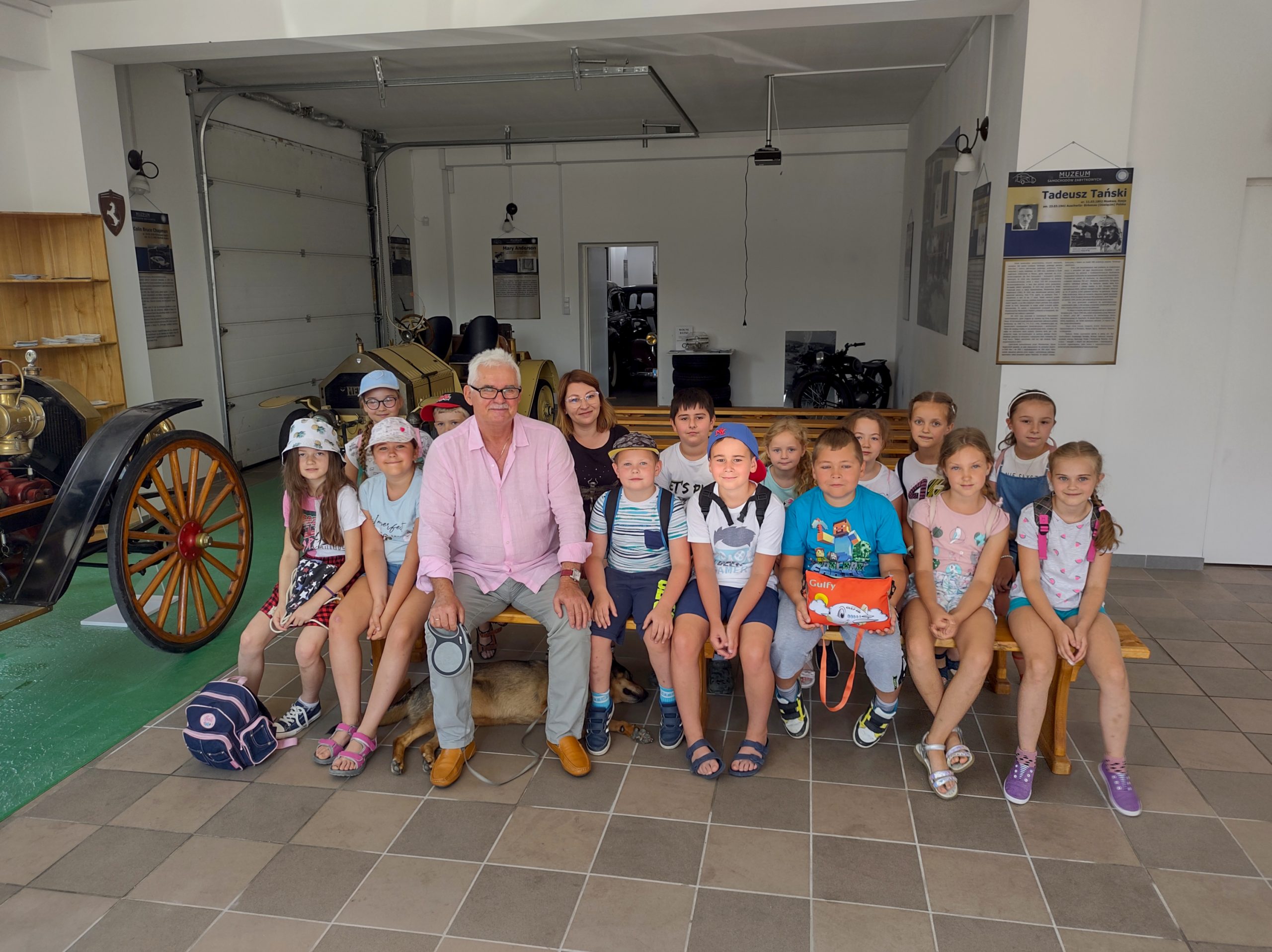 Dzieci odwiedziły Muzeum Samochodów Zabytkowych w Jasienicy Rosielnej
