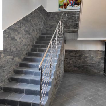 Zdjęcie po remoncie schodów w Domu Strażaka w Grabownicy Starzeńskiej