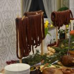 Wykwintne potrawy mięsne na szwedzkim stole.
