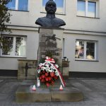 Popiersie Piłsudskiego przed gamchem urzędu.