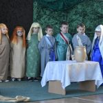 Grupa dzieci przebrana za apostołów w czasie tatrzyku.