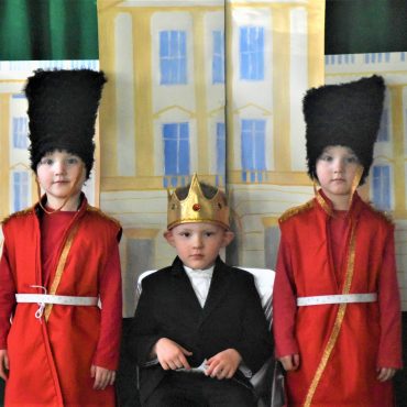 Chłopczyk przebrany za króla i 2 chłopców przebranych za strażników angielskich.